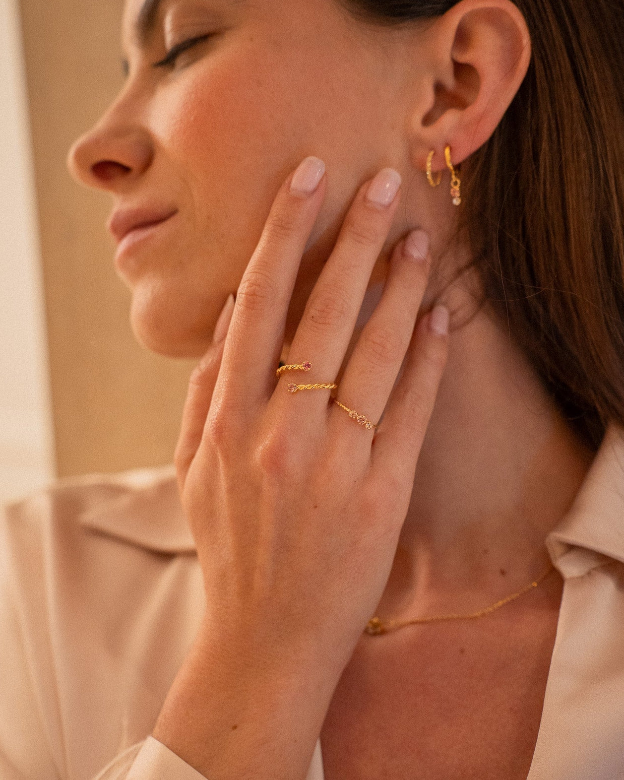 Bague pour femme plaqué or ajustable anneau texturé sertis de cristaux/strass roses