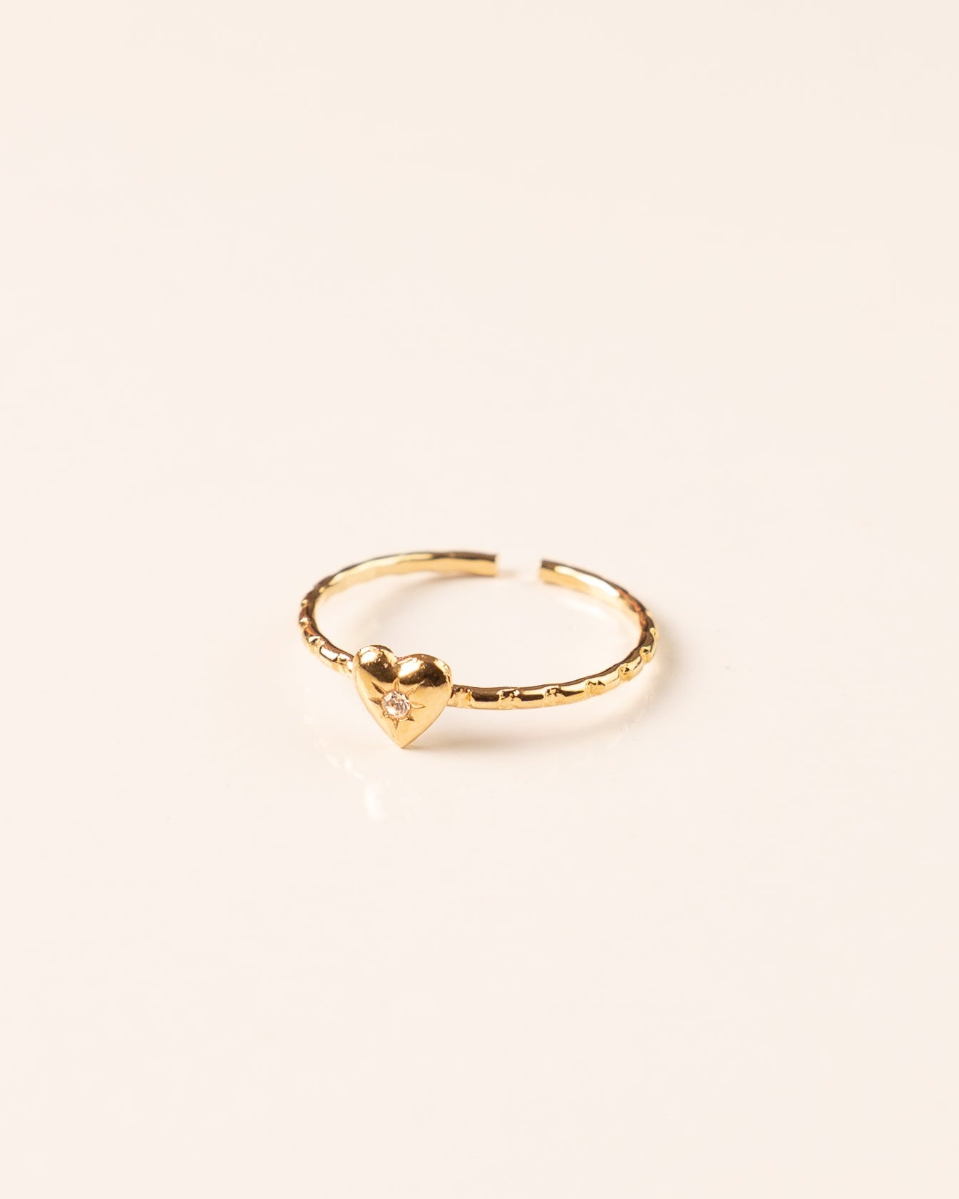 Bague pour femme plaqué or ajustable  texturée et coeur serti d'un cristal/strass blanc