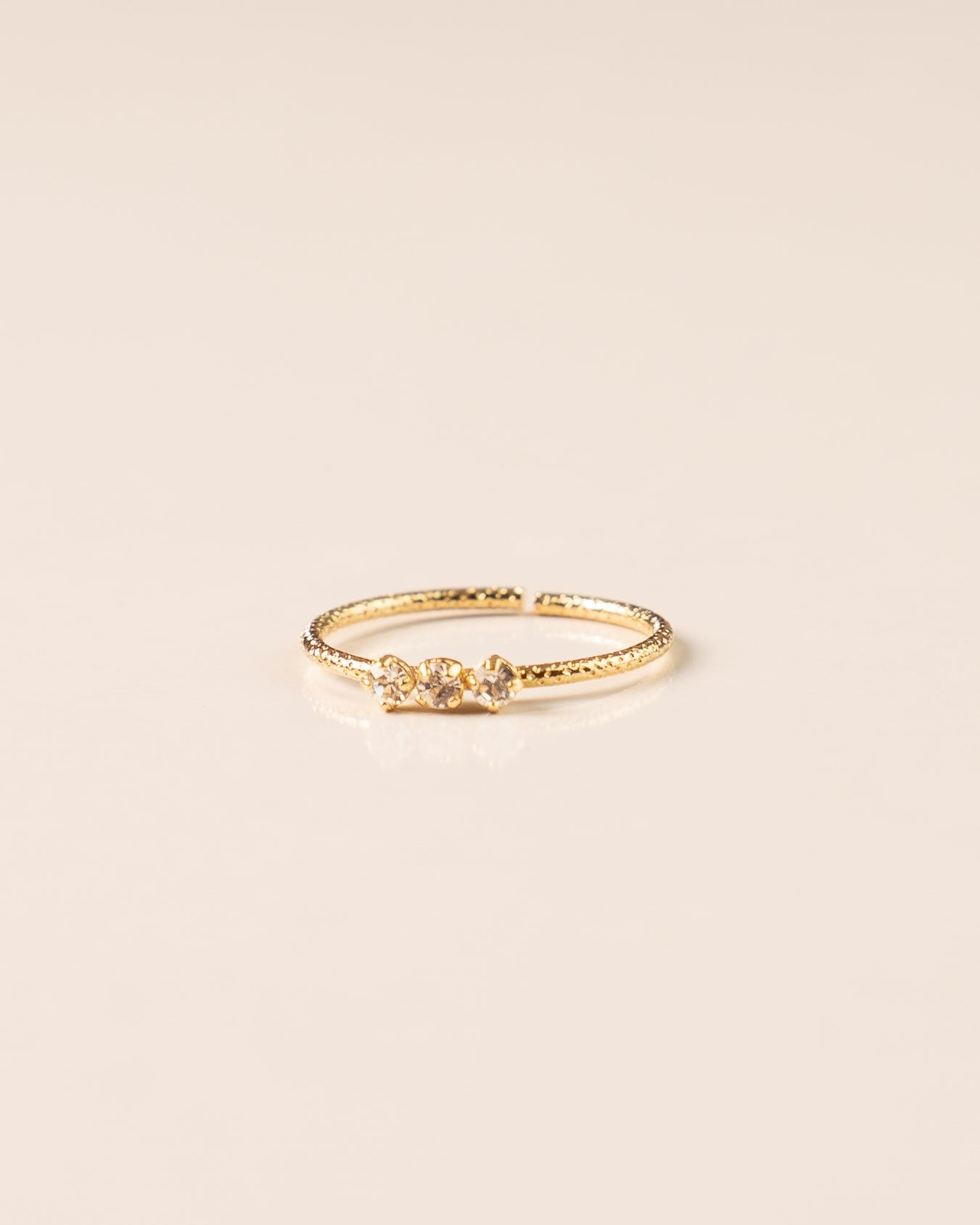 Bague pour femme plaqué or ajustable anneau texturé serti de 3 cristaux/strass de verre blancs