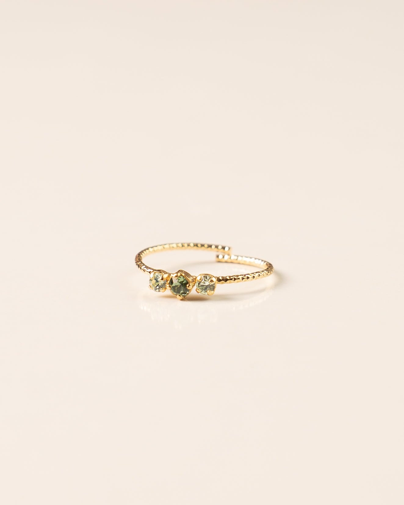 Bague pour femme plaqué or ajustable anneau texturé sertis de cristaux/strass verts