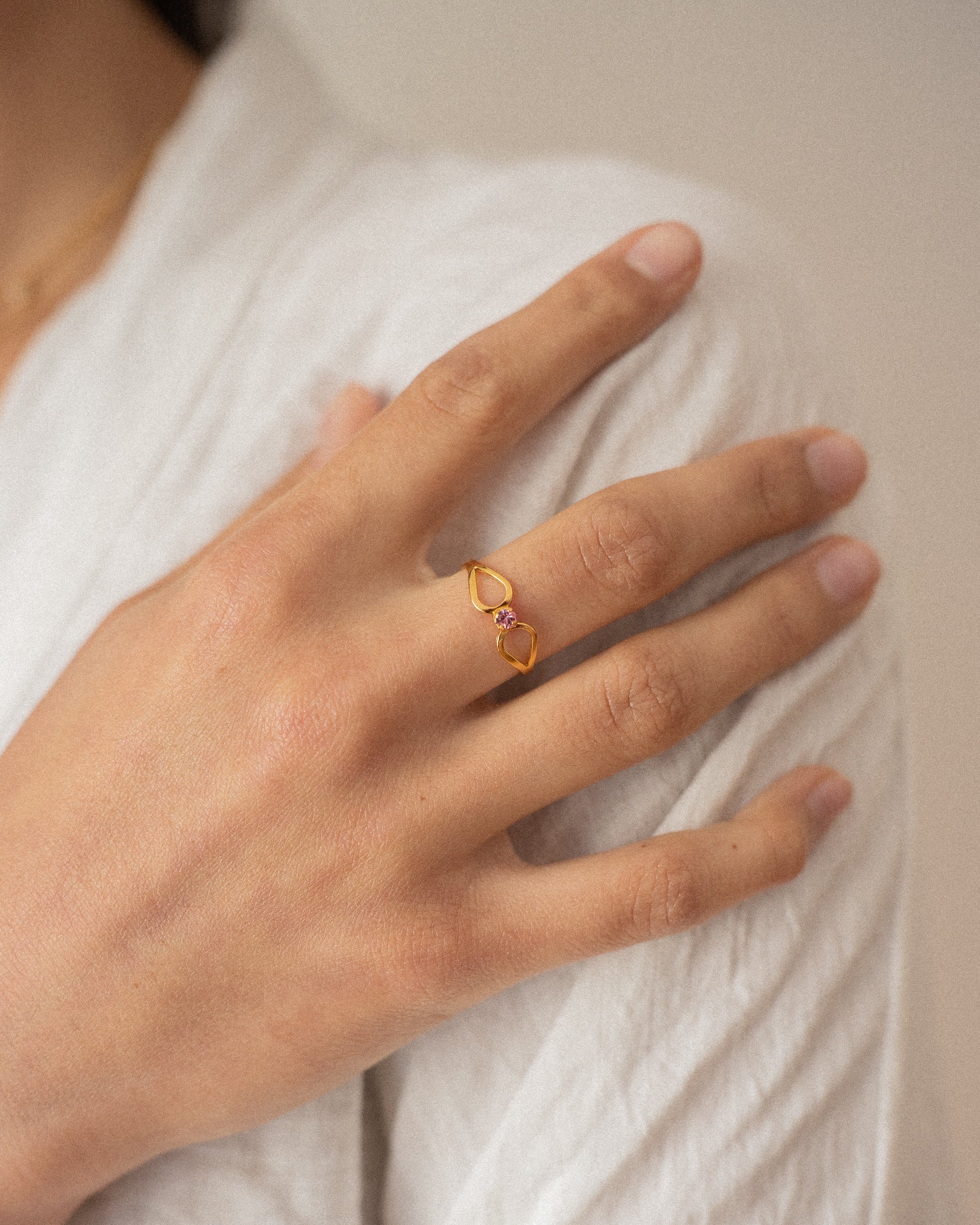 Bague pour femme plaqué or ajustable deux volutes sertis d'un strass rose