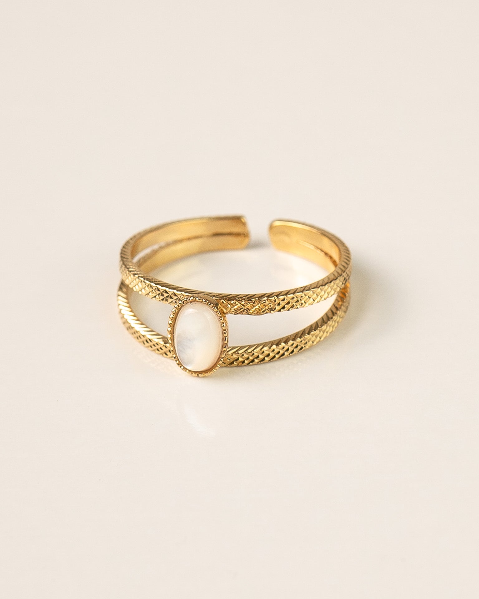 Bague pour femme plaqué or ajustable  deux nneaux texturés et cpierre naturelle nacre