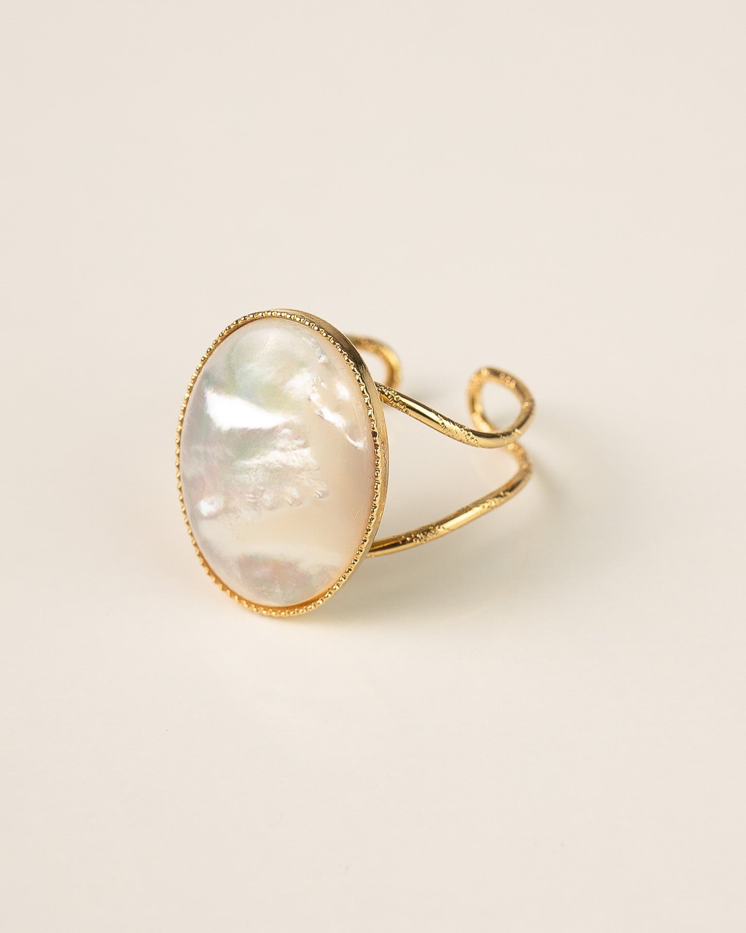 Bague pour femme plaqué or ajustable double anneau texturé et grande nacre blanche ovale